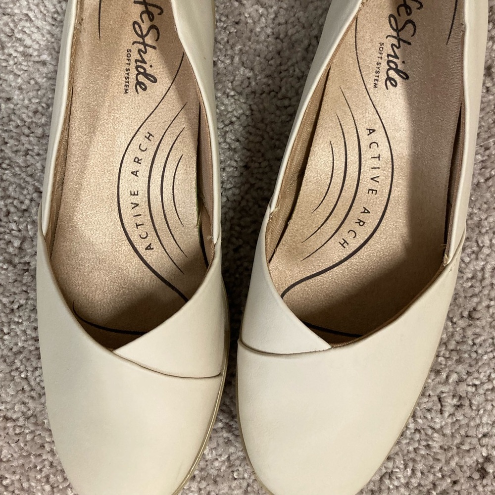 Life Stride Women's Cream Flats